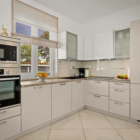 Karla Near Pula For 8 Persons With Private Pool, Kids Playground & Pet Friendly Vila Divsici