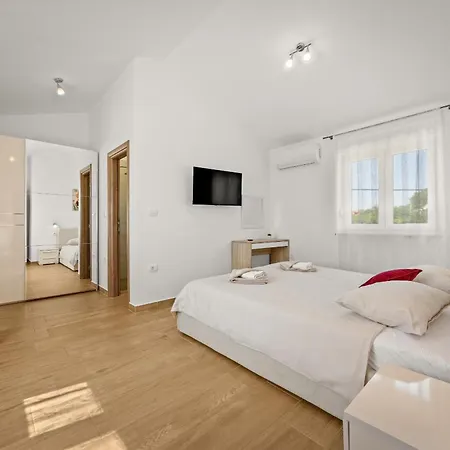 Karla Near Pula For 8 Persons With Private Pool, Kids Playground & Pet Friendly * Divsici
