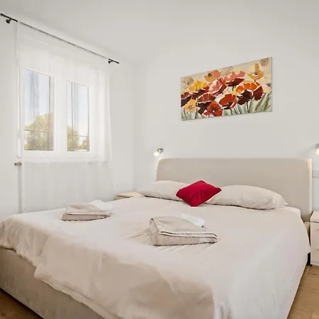 Karla Near Pula For 8 Persons With Private Pool, Kids Playground & Pet Friendly فيلة