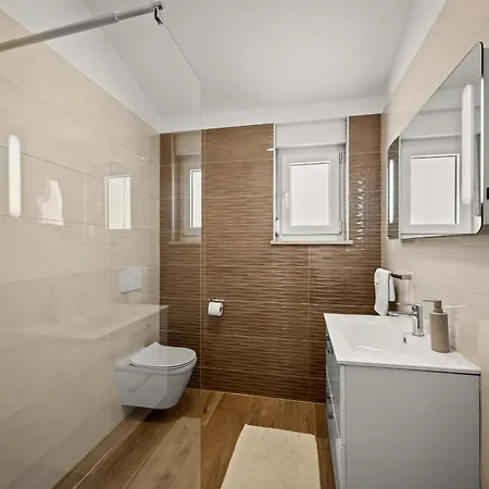 Karla Near Pula For 8 Persons With Private Pool, Kids Playground & Pet Friendly فيلة Divšići