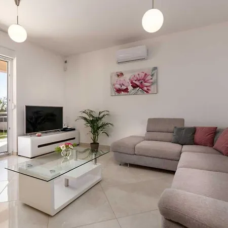 Villa Karla Near Pula For 8 Persons With Private Pool, Kids Playground & Pet Friendly *