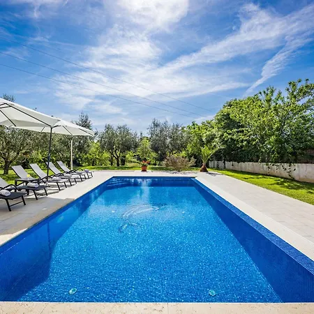 Karla Near Pula For 8 Persons With Private Pool, Kids Playground & Pet Friendly Vila Divsici