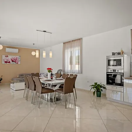 Vila Karla Near Pula For 8 Persons With Private Pool, Kids Playground & Pet Friendly Divsici