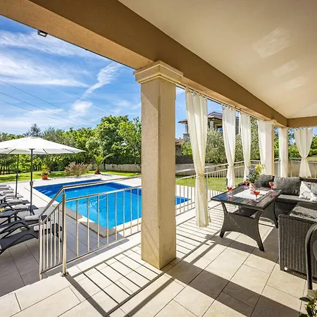 Vila Karla Near Pula For 8 Persons With Private Pool, Kids Playground & Pet Friendly