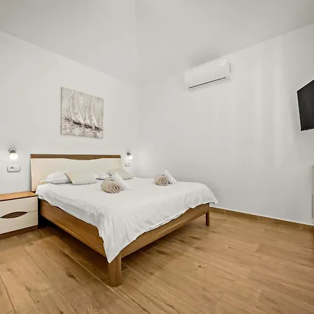 Vila Karla Near Pula For 8 Persons With Private Pool, Kids Playground & Pet Friendly Divsici