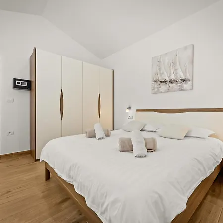 Karla Near Pula For 8 Persons With Private Pool, Kids Playground & Pet Friendly Vila Divsici