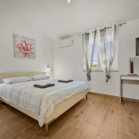 Karla Near Pula For 8 Persons With Private Pool, Kids Playground & Pet Friendly Vila Divsici
