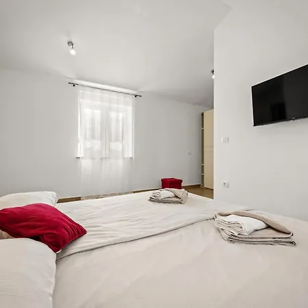 Vila Karla Near Pula For 8 Persons With Private Pool, Kids Playground & Pet Friendly Divsici