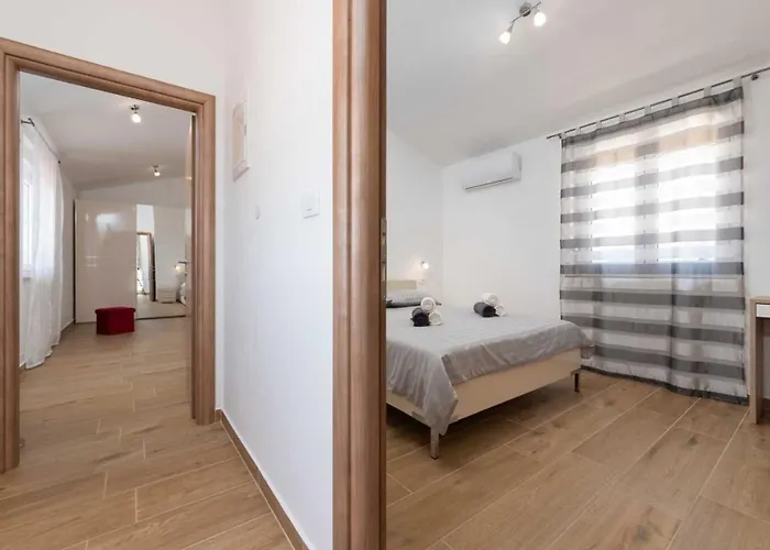 Villa Karla Near Pula For 8 Persons With Private Pool, Kids Playground & Pet Friendly