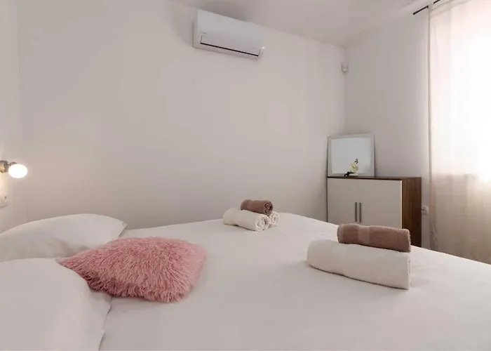 Villa Karla Near Pula For 8 Persons With Private Pool, Kids Playground & Pet Friendly *